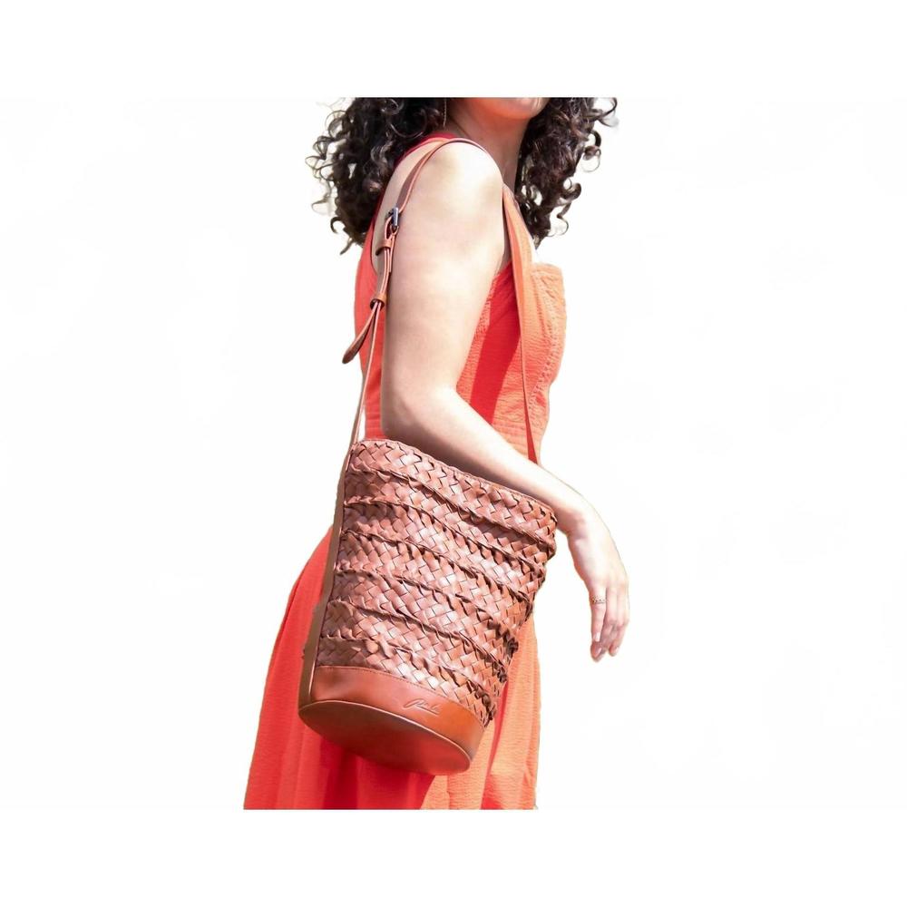 NEW PER LEI NEW YORK women's emery woven bucket bag in chestnut - Picture 2 of 6